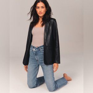 Abercrombie & Fitch Ultra High Rise 90s Straight Jean Criss-Cross waistband 20L